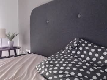 المدرب ينيك بنتين وهو يعلمهم كرة التنس