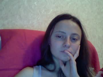 بنت مراهقة تتناك من ابوها والام تمسك طيزها