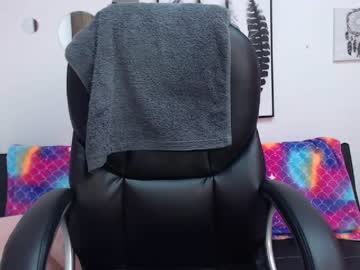 استاذ ينيك طالبه جامعية فى الصف